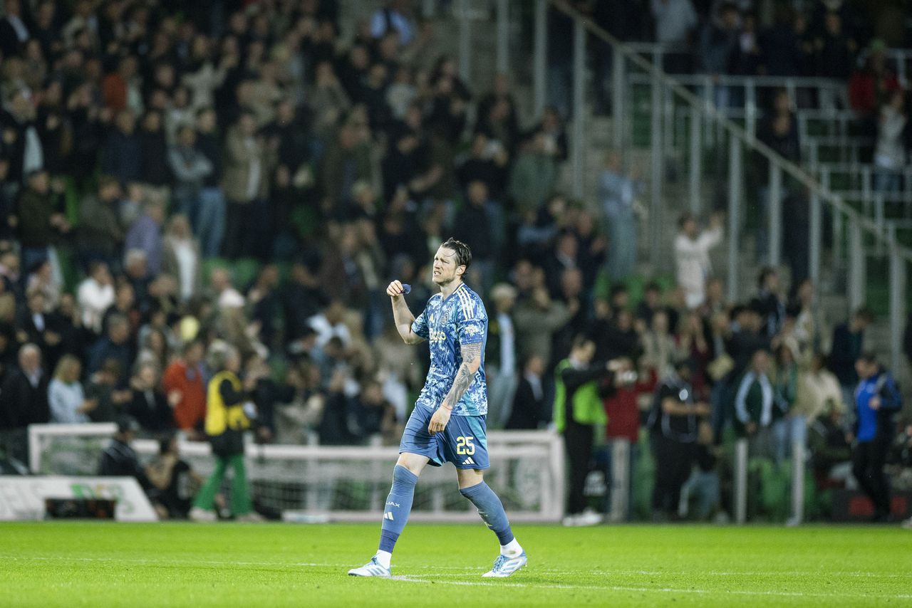 Ajax striker Wout Weghorst runs emotionally to the dressing room, while a party is erupting in Eindhoven. Report of a nerve -racking football evening