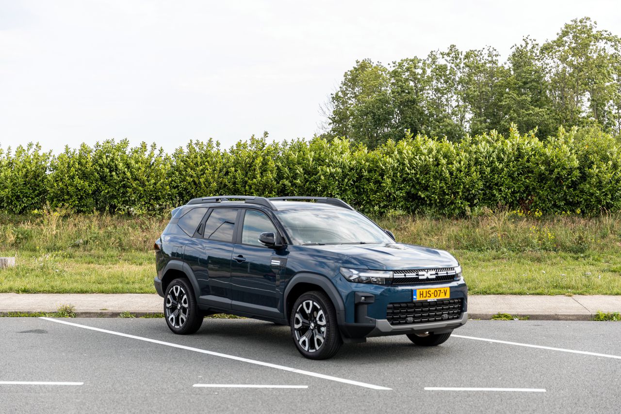See the Dacia Bigster as a glamping tent with stove and down comforters