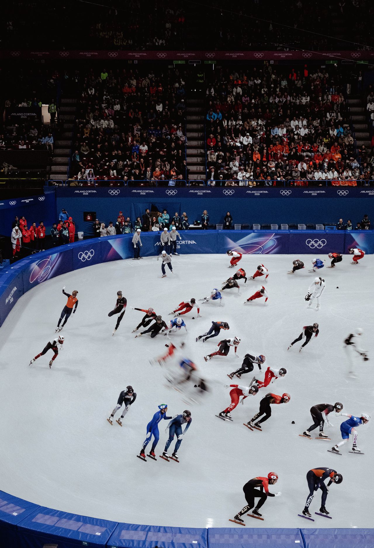 Beeld van de 1.000 meter shorttrack voor de mannen, waarbij vier schaatsers het tegen elkaar opnemen. Jens van ’t Wout won hier zijn eerste gouden medaille van de Winterspelen in Milaan-Cortina.
