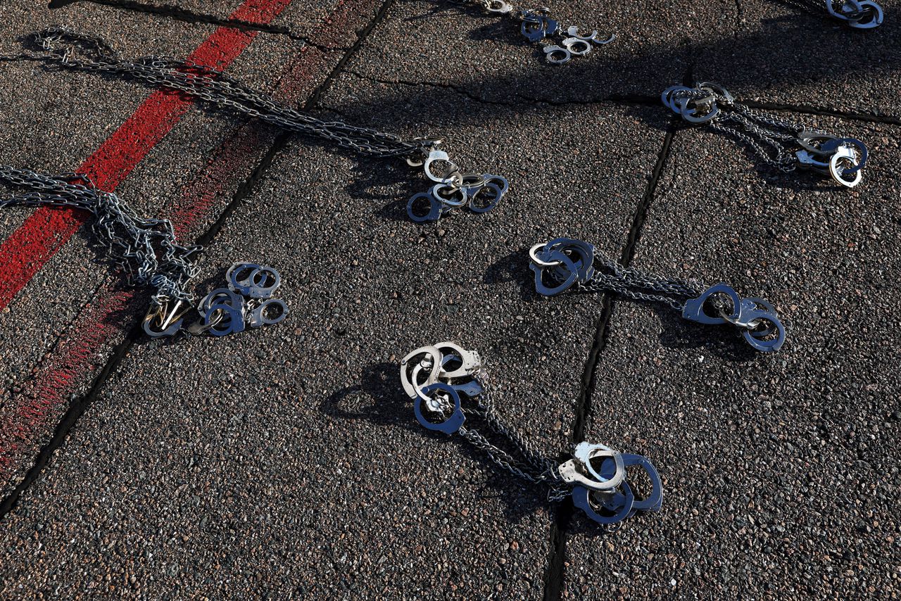 Op de landingsbaan van de luchthaven van Tampa liggen ketenen klaar voor migranten die naar een andere ICE-locatie worden gevlogen.