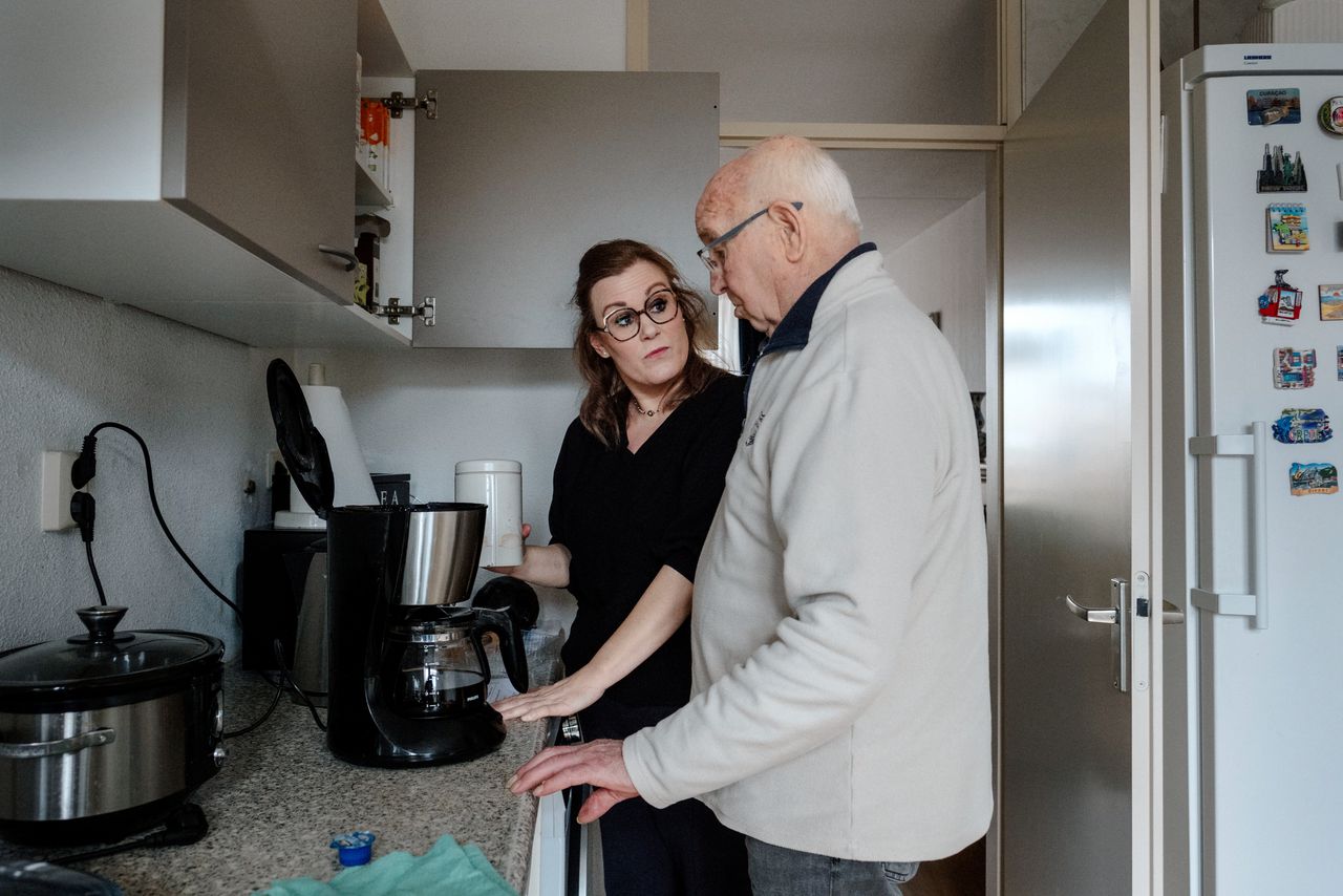 Koffiezetten lukt Henk nog prima. 