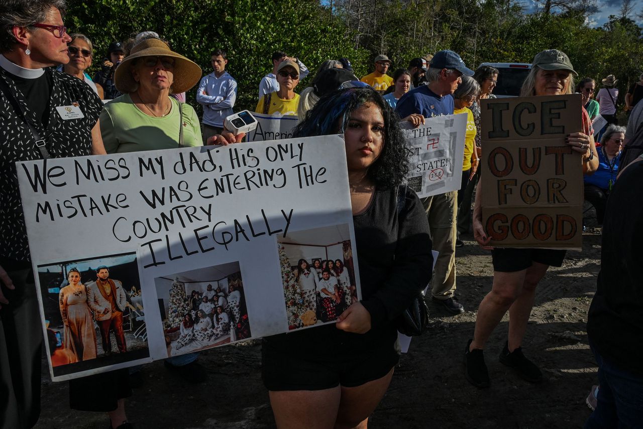 Buiten Alligator Alcatraz wordt elke zondag gedemonstreerd.