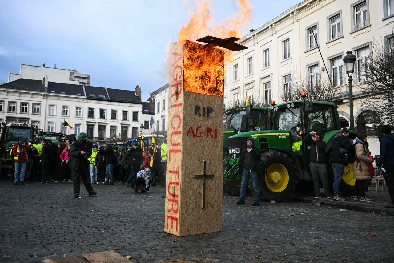 Betogers zetten een ‘doodskist’ met de tekst „R.I.P. Landbouwsector” in brand.
