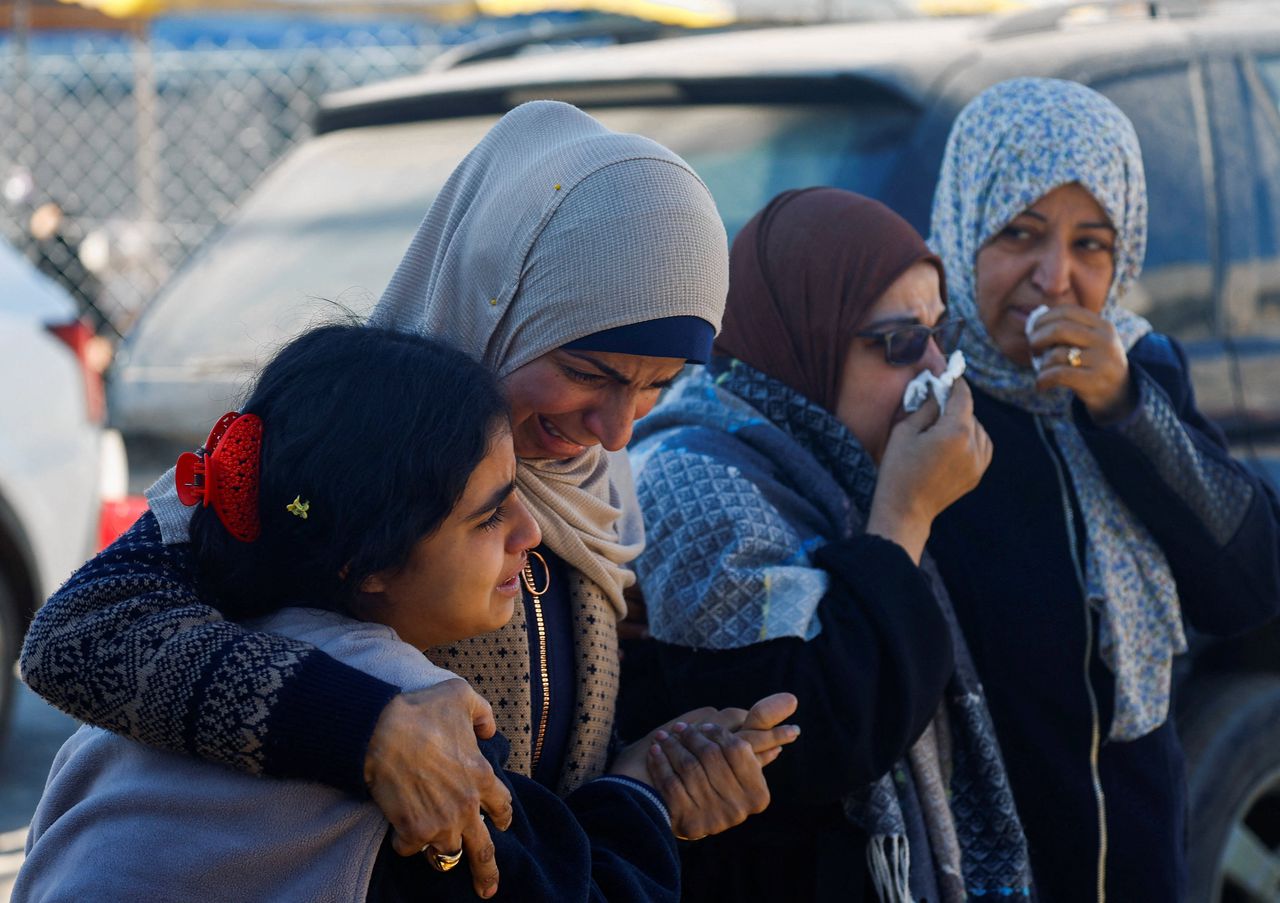 Een begrafenis bij het Al-Aqsa Martelarenziekenhuis van Palestijnen die door een Israëlische aanval zijn omgekomen in Deir al-Balah, op 16 januari. 