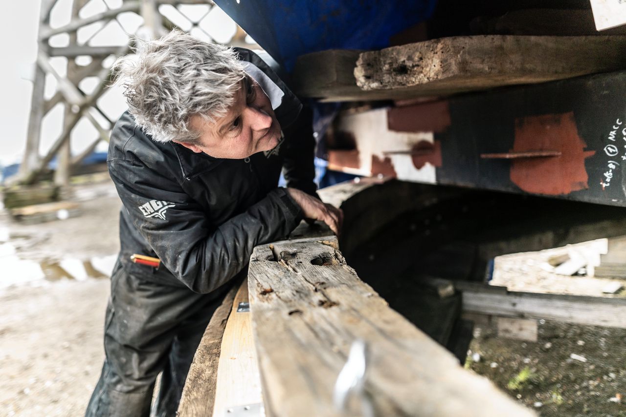 Paul Groen bouwt zijn eigen molen. Hier laat hij het spoorwiel zien.
