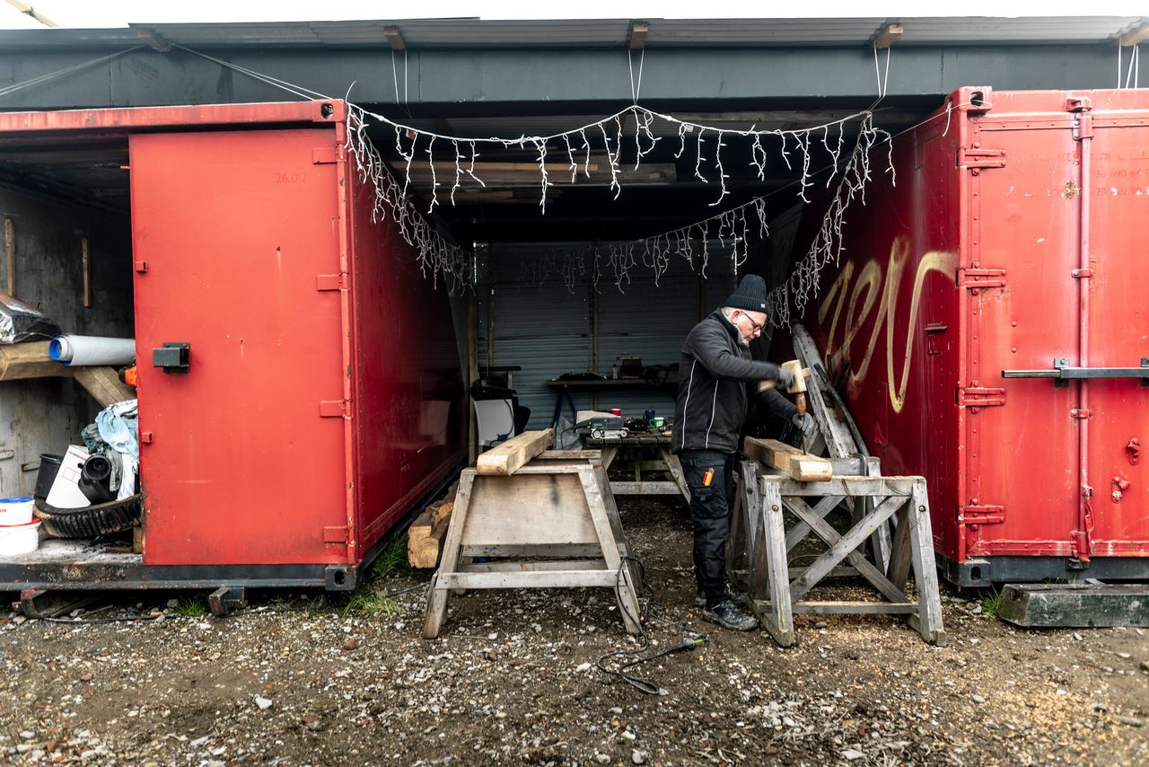 Mark Bezemer werkt aan een onderdeel van de windroosconstructie.