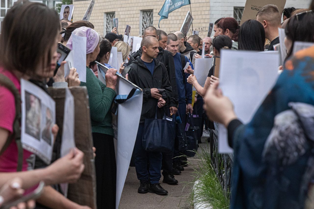 Suddenly Joera is there, exchanged by the Russians. But thousands of other Ukrainians are still waiting for their prisoner of war