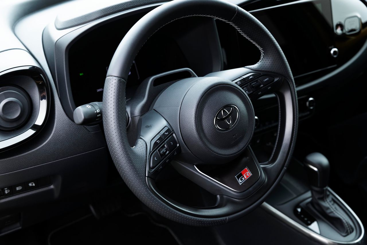 Sportief driespaaks stuur met hetzelfde heetgebakerde Gazoo-logo als op de grille, maar het autootje stuurt er verdomd lekker mee.