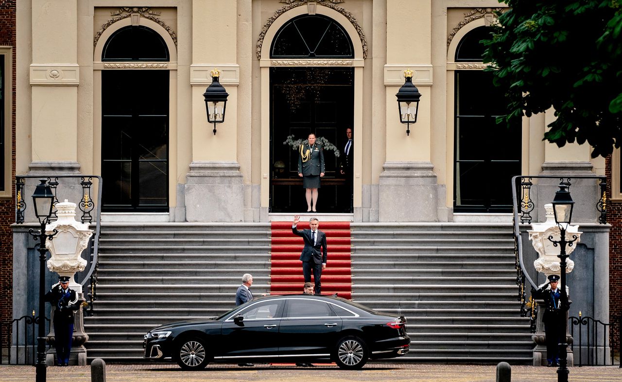 Schoof verlaat Huis ten Bosch, nadat hij het ontslag van zijn kabinet heeft aangeboden aan Koning Willem-Alexander.