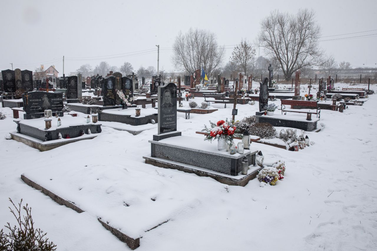 De begraafplaats in Velyky Dorosjiv. Op de lege plek lag het graf van Nazar dat recent is geruimd.