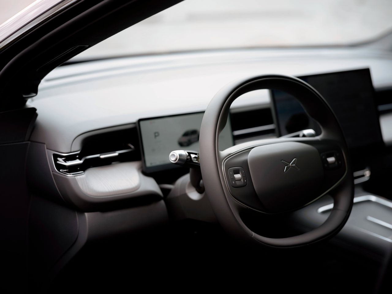 Alleen het tweespaaks stuur geeft de G6 een eigen accent, maar die twee schermen en de hoge middentunnel kom je in de meeste suv’s tegen.