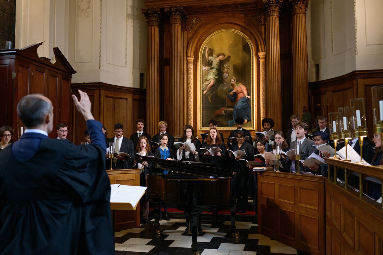 Dirigent Graham Ross leidt het koor van Clare College, Cambridge 