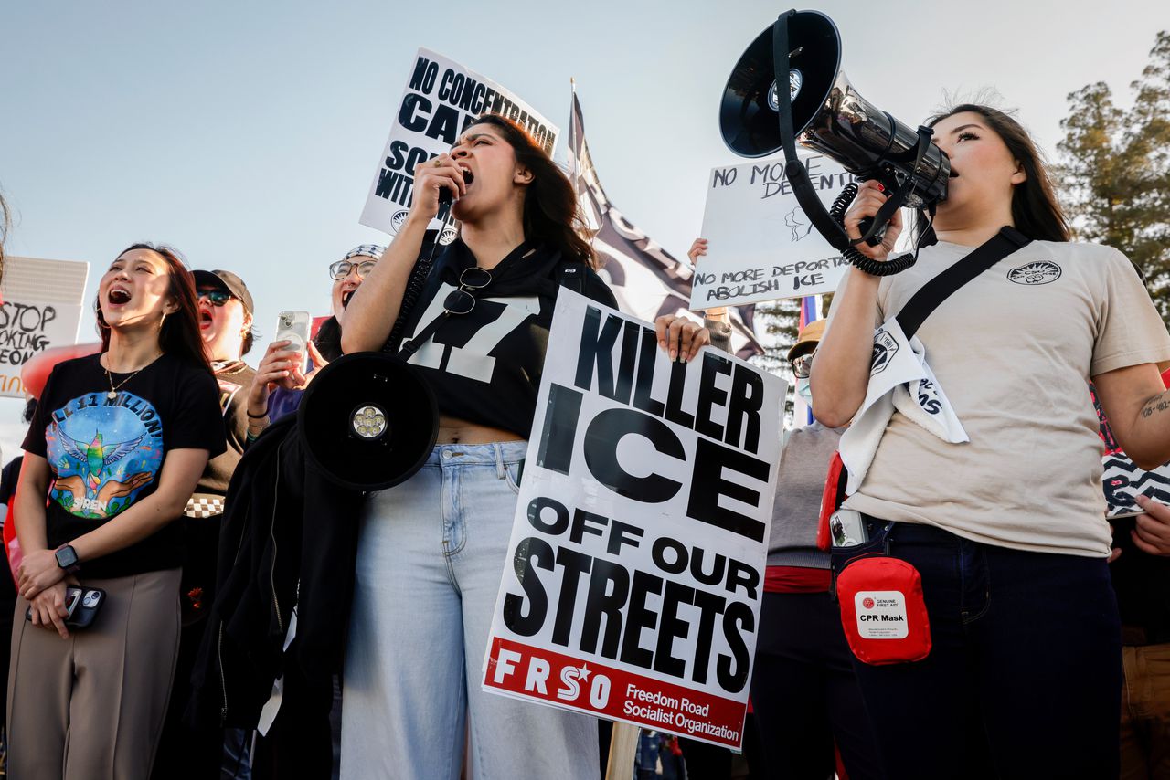 Een mars tegen ICE buiten het stadion.