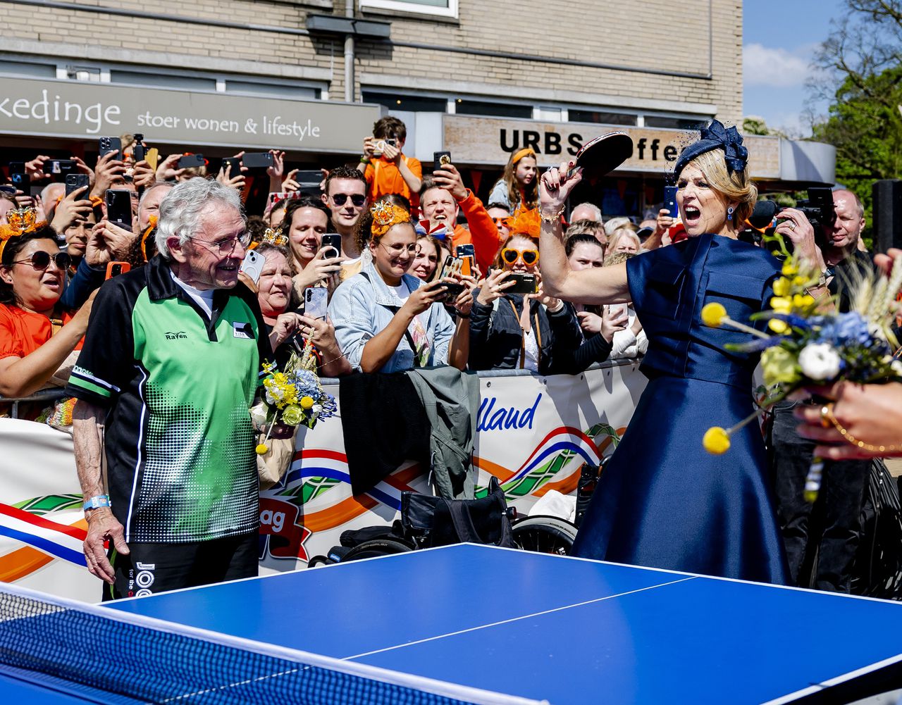 Koning Willem-Alexander en koningin Máxima namen het kort tegen elkaar op tijdens een potje tafeltennis.