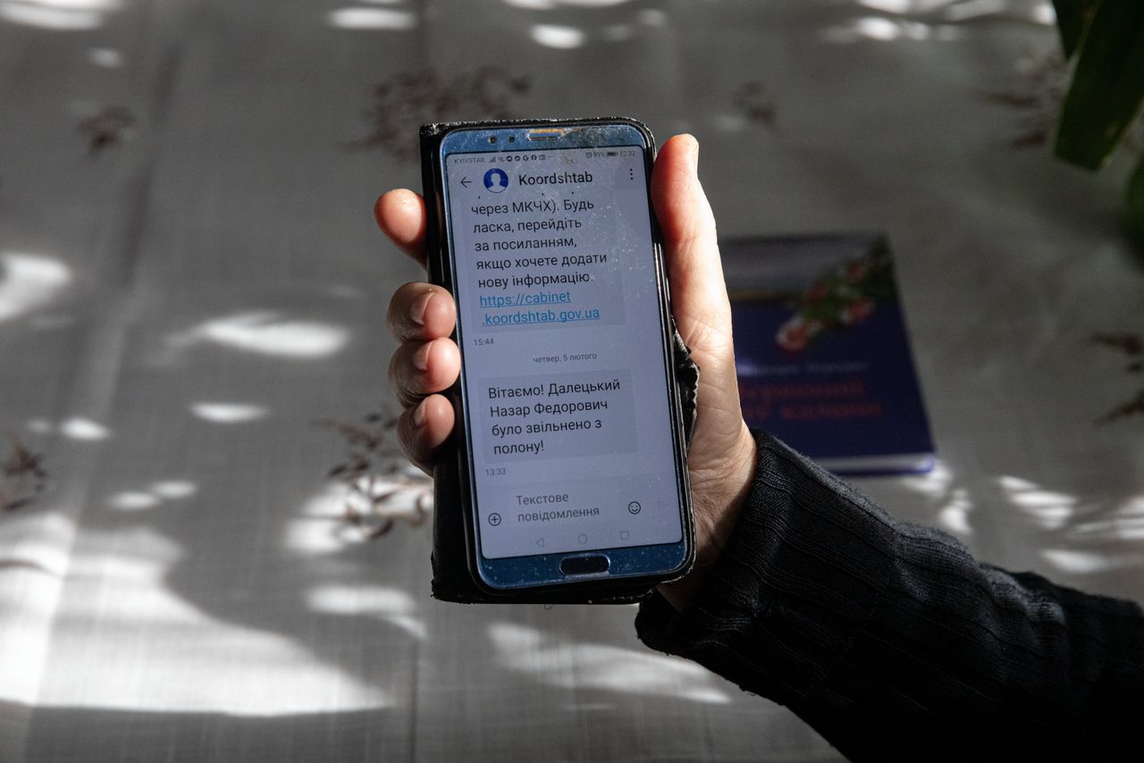 Natalia laat een bericht op haar telefoon zien dat ze kreeg van het Oekraïense leger op de dag van de vrijlating van Nazar.