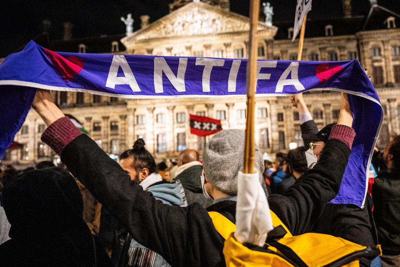 Tweede Kamer stemt voor uitbreiding boerkaverbod en wil antifa als  terroristische organisatie aanmerken - NRC
