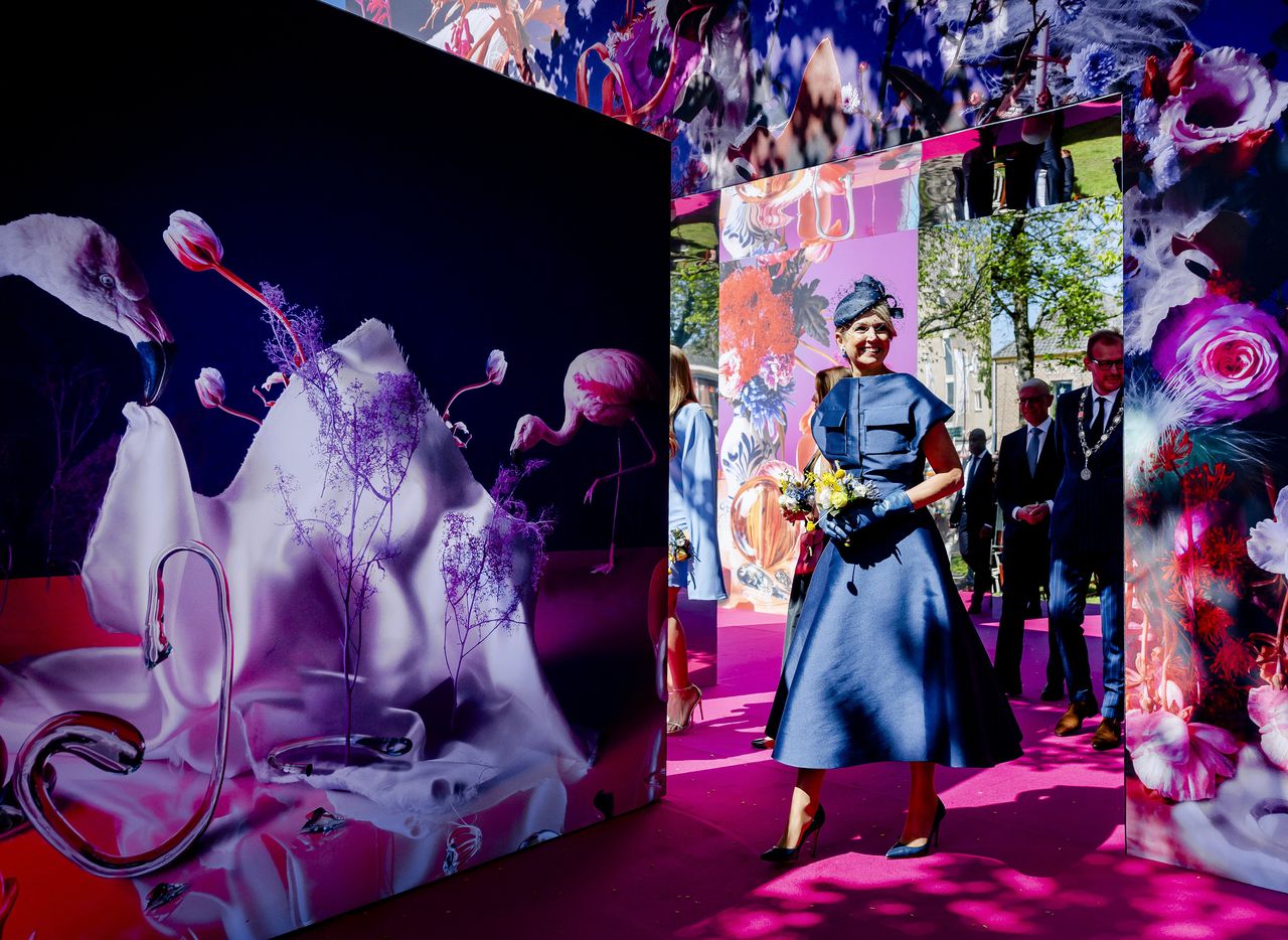 Koningin Maxima loopt door de kunstinstallatie Poort der Onverwachte Elementen van de Winterswijkse kunstenares Louise te Poele. Het stilleven is een ode aan de Achterhoekse bezieling. Haar werk hangt in musea en galeries wereldwijd.