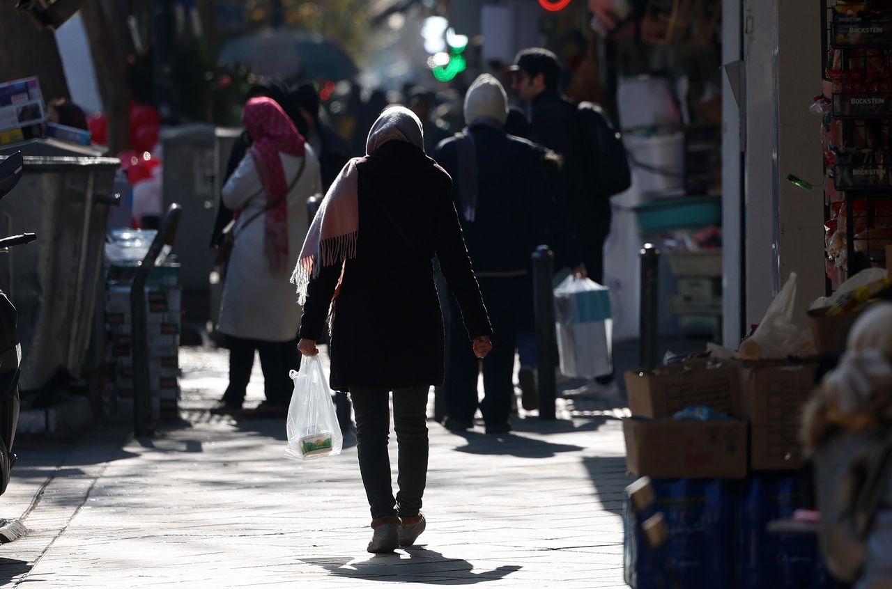 epa12618886 Una mujer iraní camina con sus compras en una calle de Teherán, Irán, el 31 de diciembre de 2025. Recientemente han estallado protestas antigubernamentales en Irán, en gran parte debido a una grave crisis económica marcada por una inflación vertiginosa, una caída récord del valor de la moneda local y el aumento de los precios de bienes esenciales debido a las sanciones impuestas a Irán por Estados Unidos y la UE. EPA/ABEDIN TAHERKENAREH