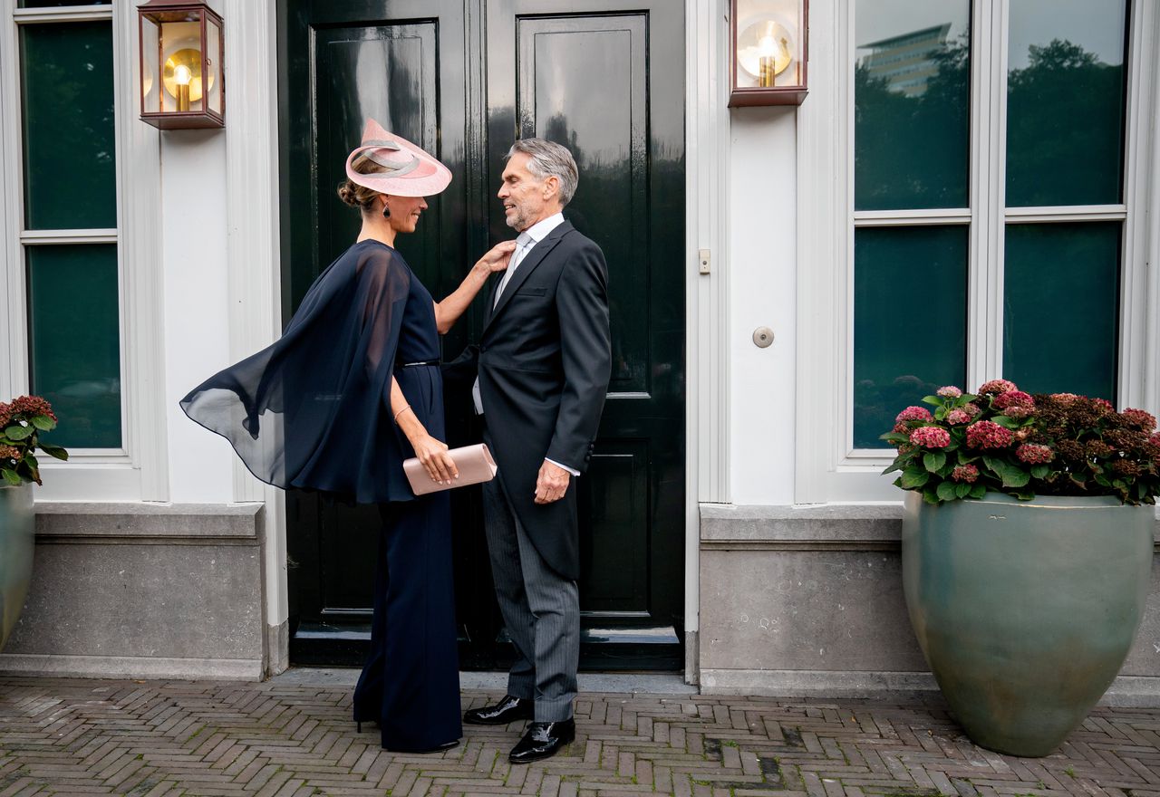 Schoof en zijn vrouw Loes verlaten het Catshuis voorafgaand aan Prinsjesdag.