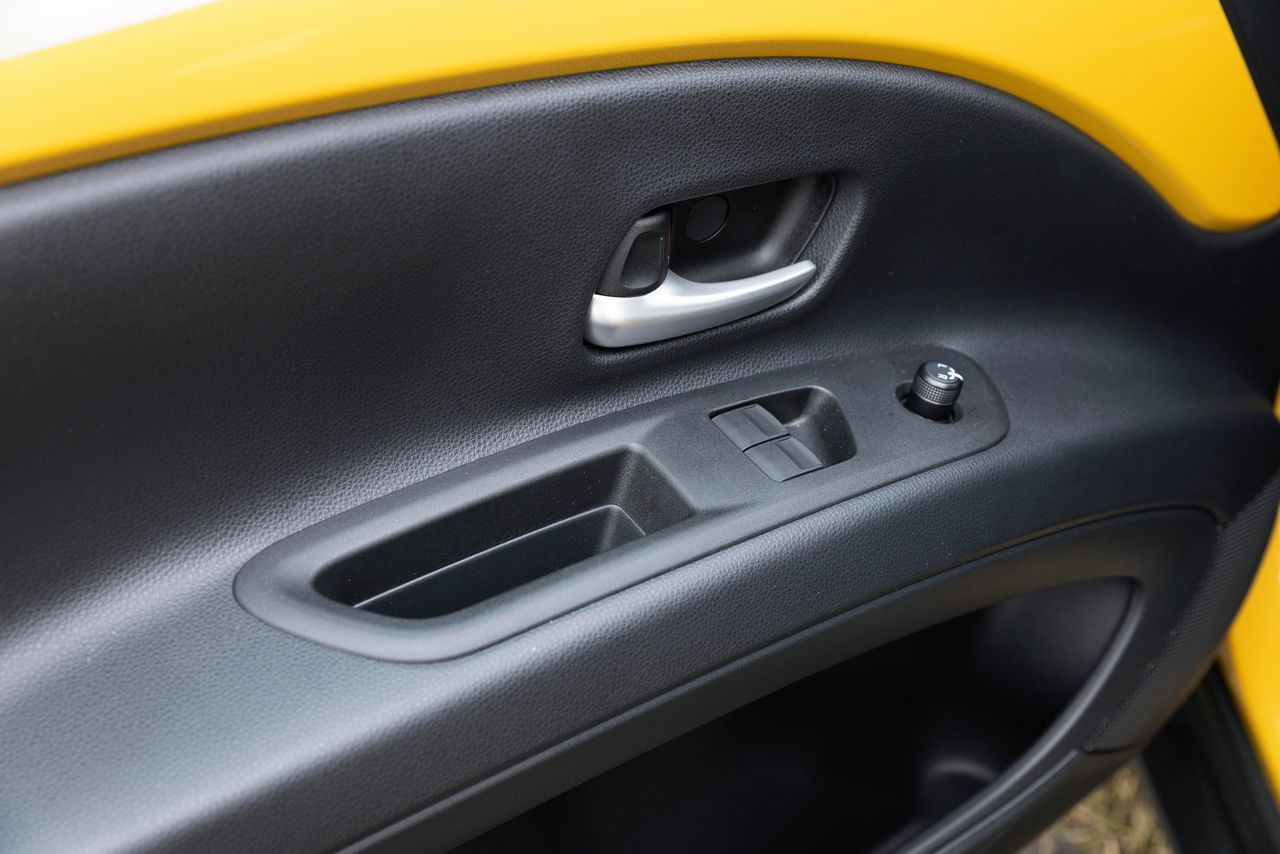  gewone, ouderwets oerdegelijke handgrepen voor de voordeuren.