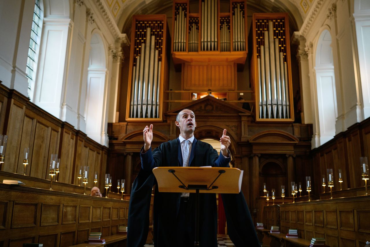Dirigent Graham Ross leidt het koor van Clare College, Cambridge 