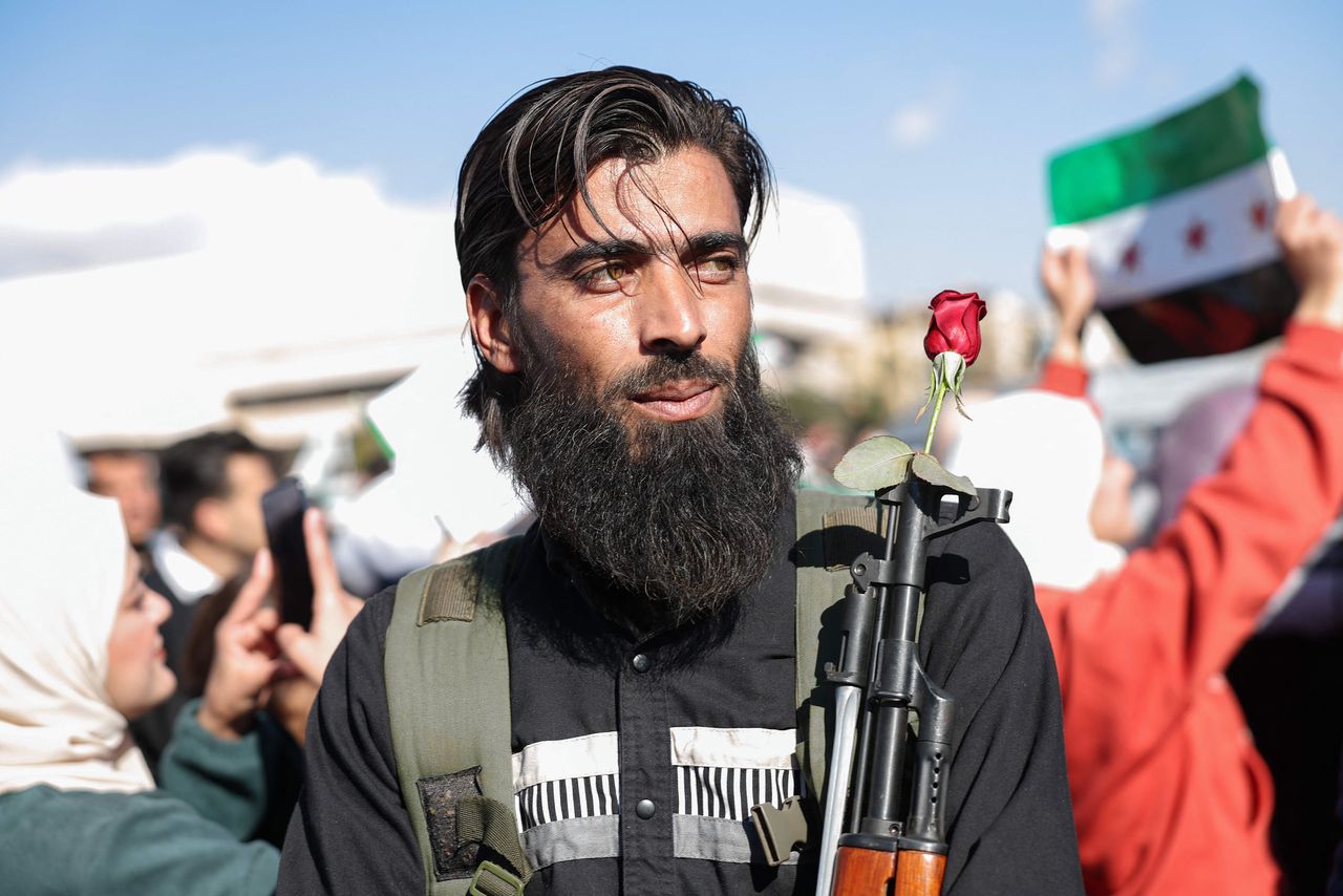 Syrian revelers celebrate in ⁤Aleppo's Saadallah al-Jabiri Square.
