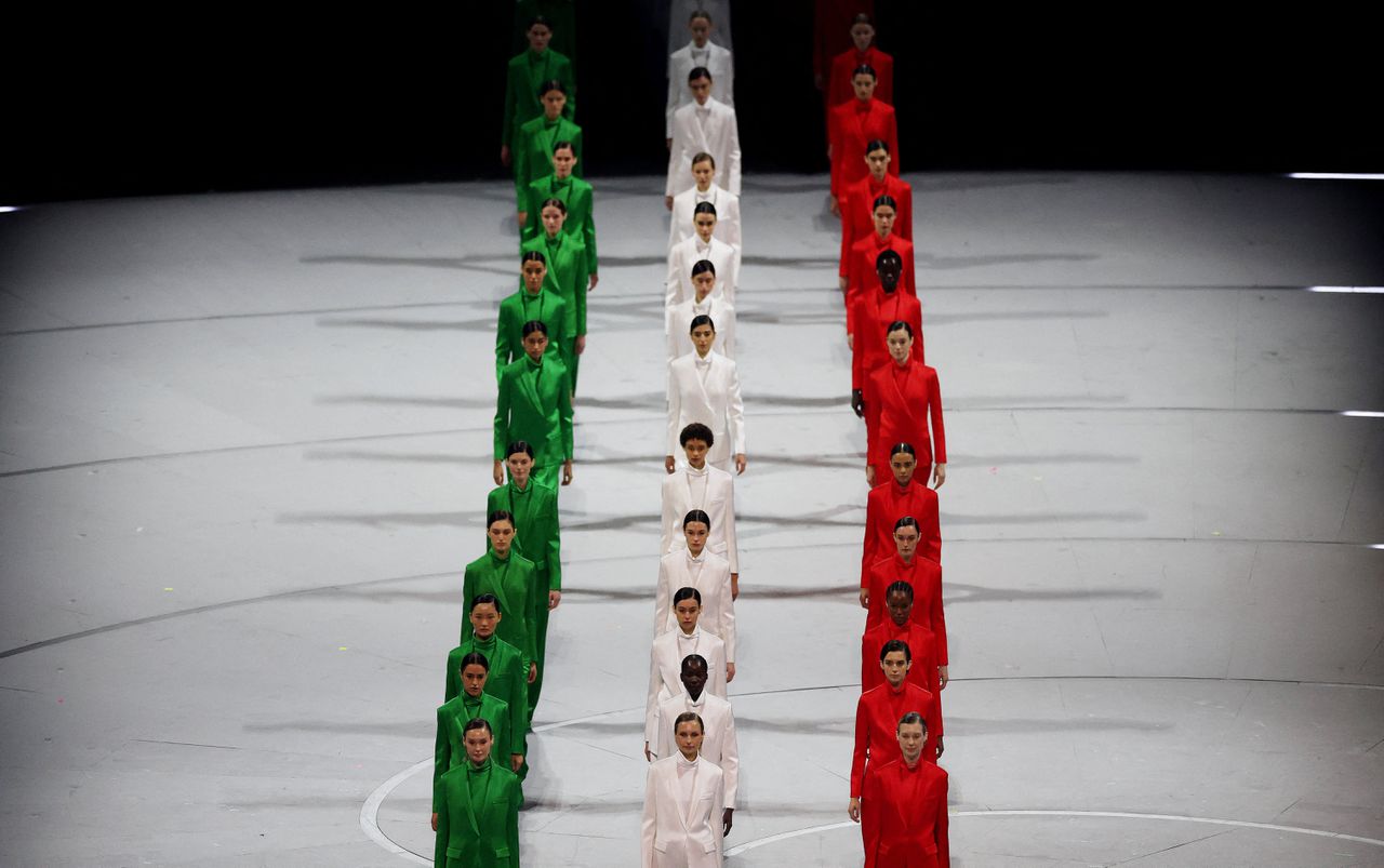 Modellen vormen gekleed in pakken van de vorig jaar overleden modeontwerper Giorgio Armani de Italiaanse vlag.