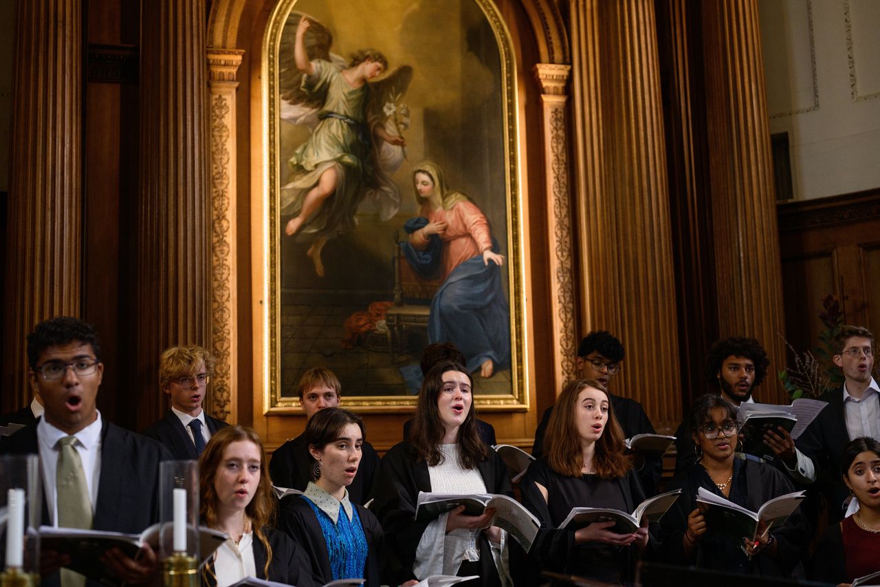 Dirigent Graham Ross leidt het koor van Clare College, Cambridge 