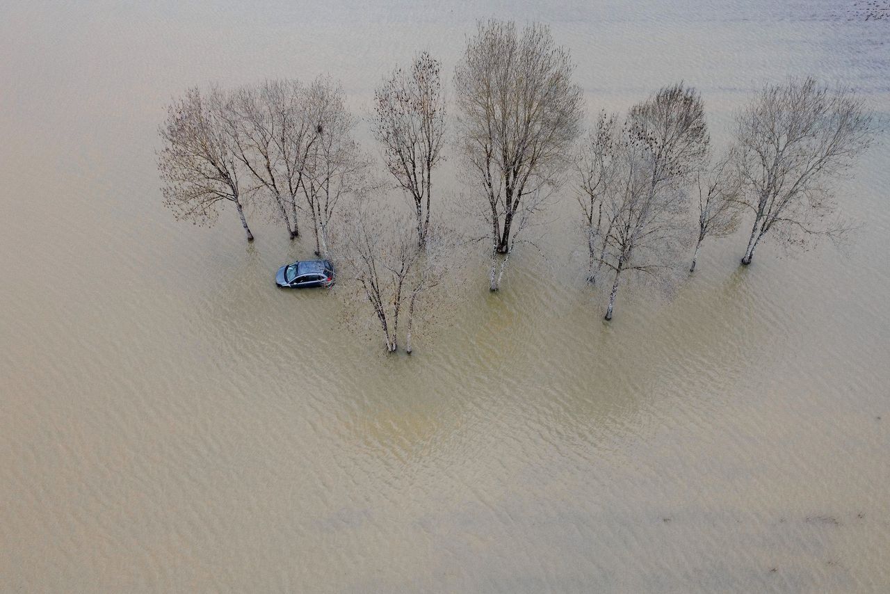 Een auto in Le Tourne wordt omgeven door water.