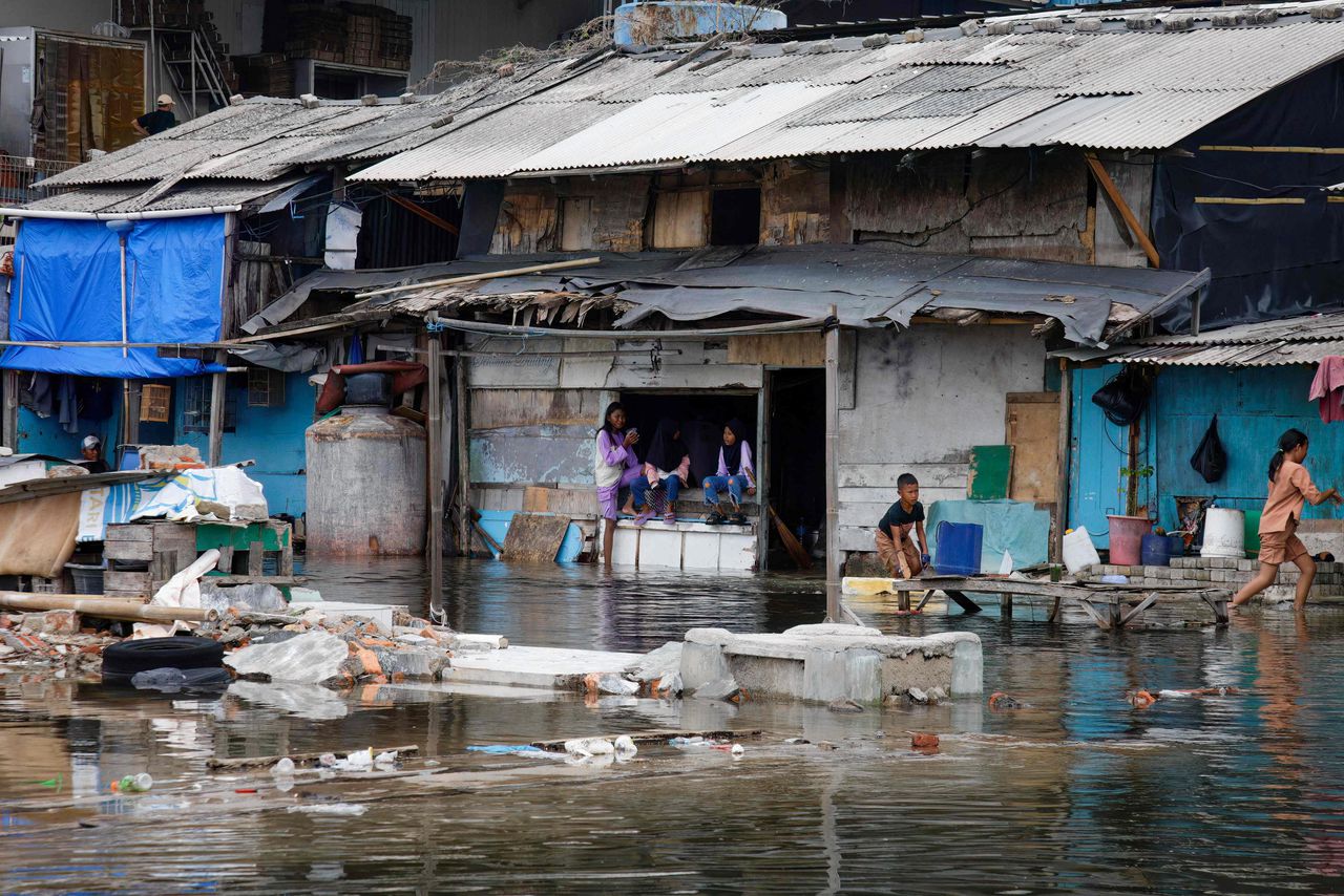 Een overstroomde wijk op Jakarta op 6 december.