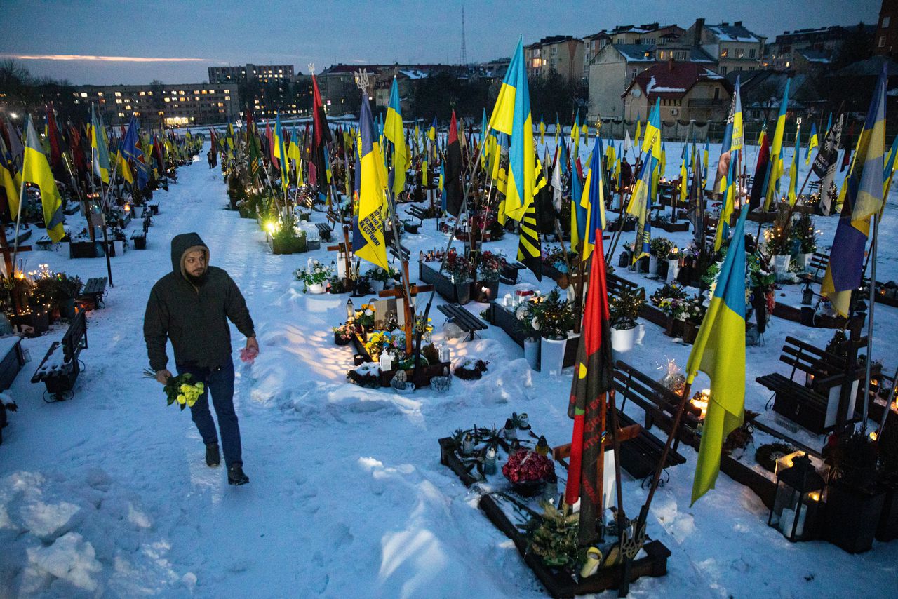 Een soldaat met gele rozen zoekt het graf van een gesneuvelde mede-soldaat.