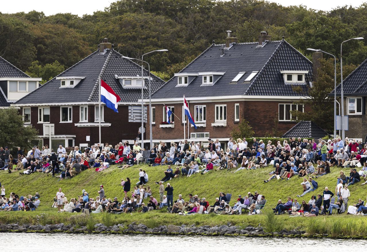 Publiek langs de kant tijdens de SAIL-In Parade, op de eerste dag van SAIL2025. Het tienjarig jubileum van SAIL valt dit jaar samen met het 750-jarig bestaan van de stad Amsterdam.