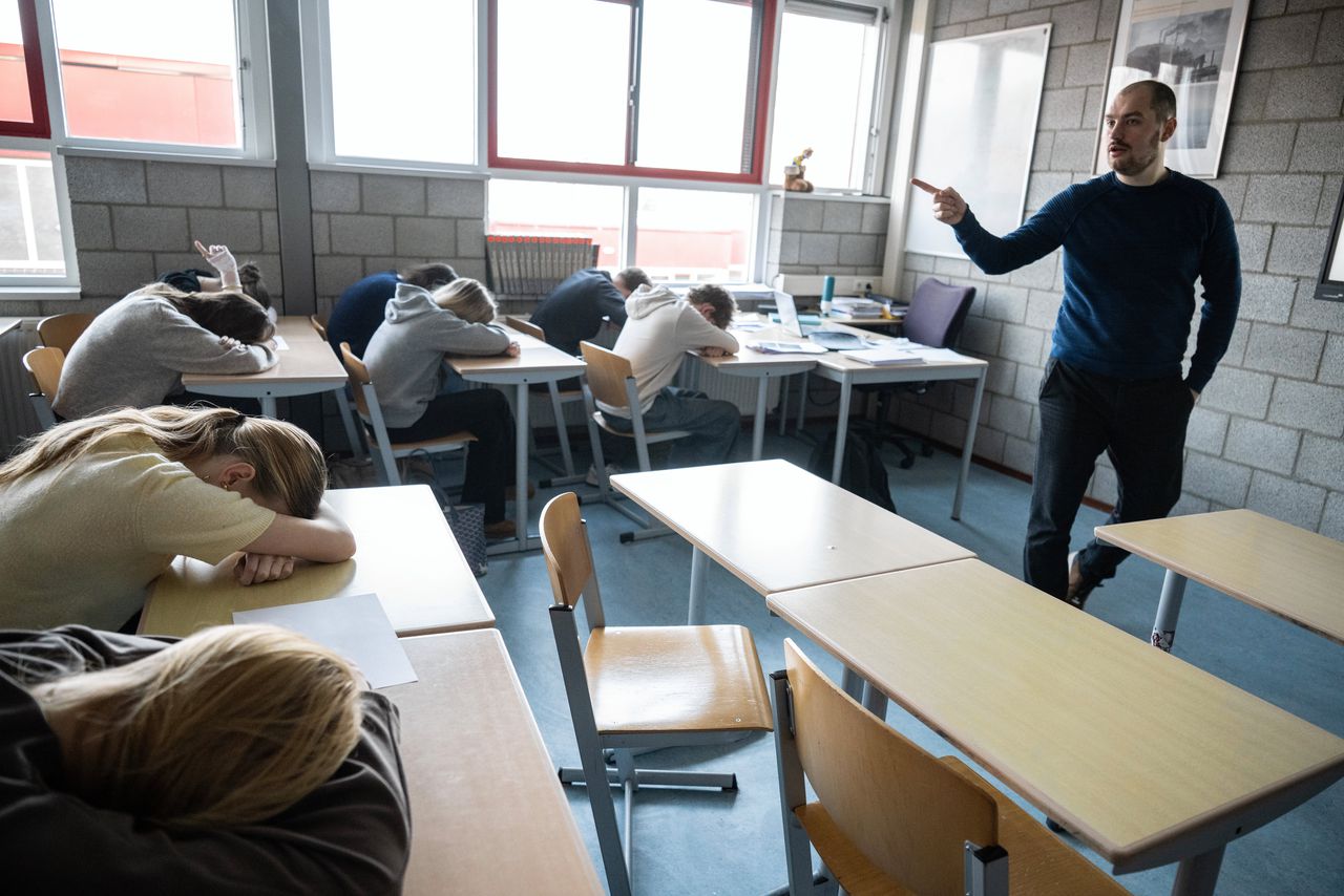Alle leerlingen moeten hun hoofd op tafel te leggen wanneer Korenblik een vraag stelt over een fragment. 