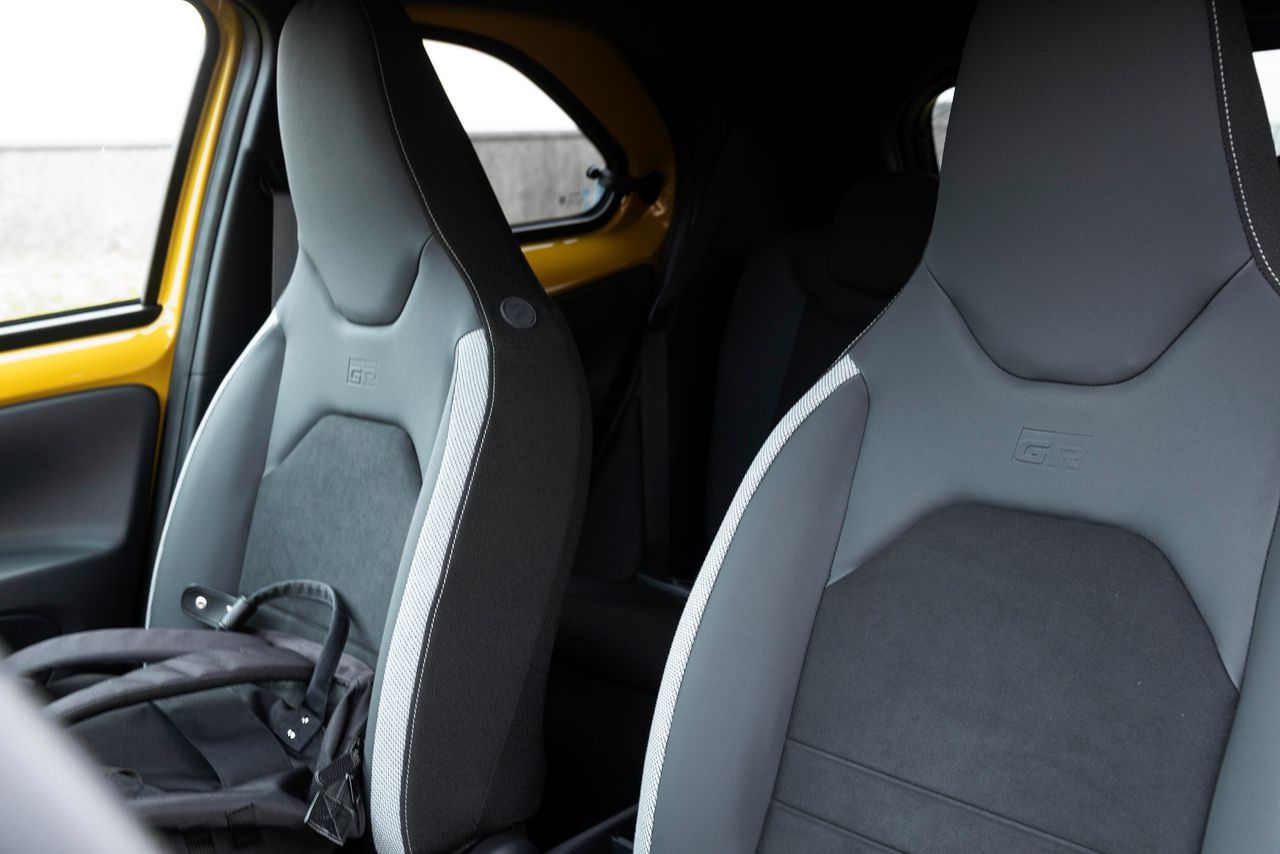 De voorstoelen zijn eigenlijk de enige plek waar een mens normaal kan zitten, achterin heersen duisternis en krapte.