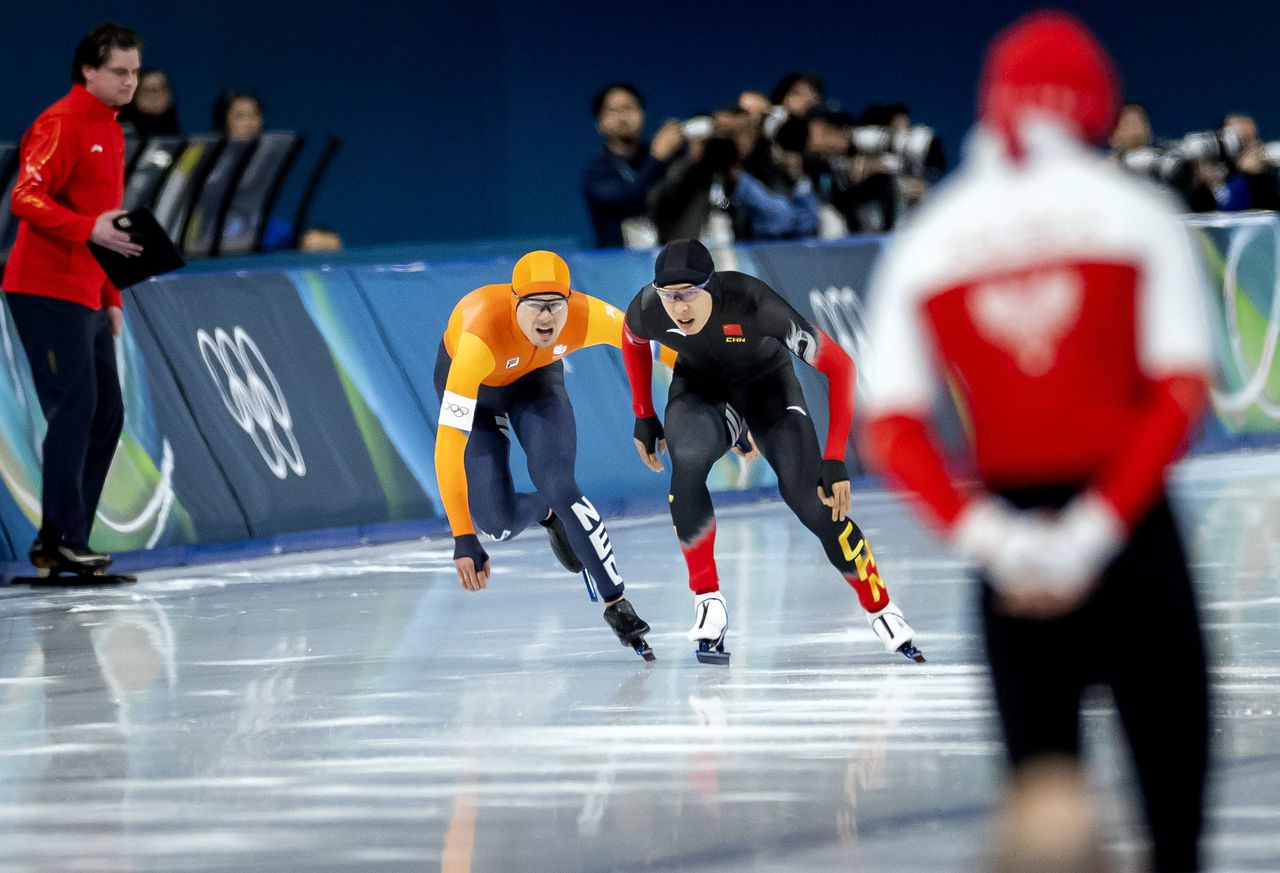 Oympische roem is niet alleen een optelsom van talent en training. Op de laatste kruising van zijn rit op de 1.000 meter werd de ongelukkige Joep Wennemars in de weg gereden door de verstrooide Chinese schaatser Lian Ziwen, en verloor daardoor misschien wel een glanzende medaille. Favoriet Jordan Stolz won het goud.