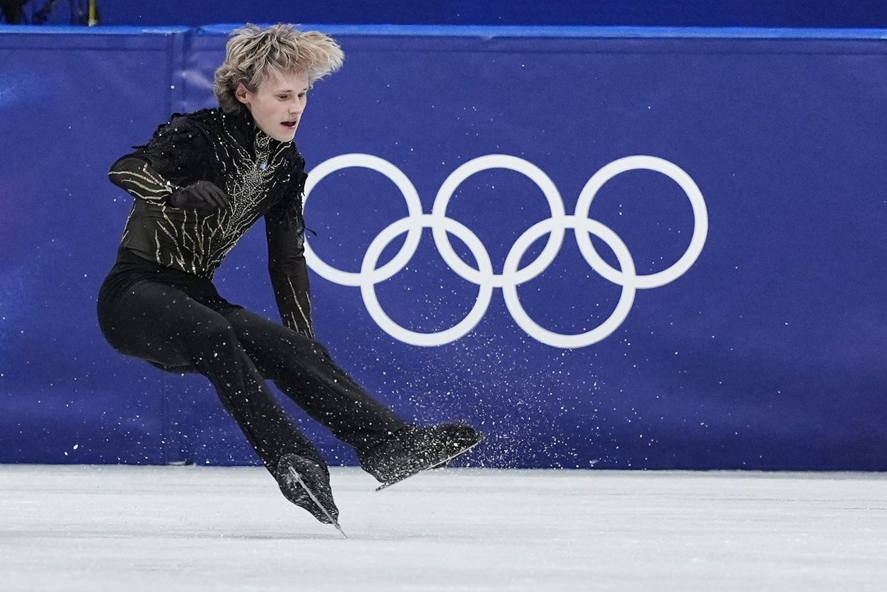 De Amerikaanse kunstschaatser Ilia Malinin noemt zichzelf graag ‘Quad God’, omdat hij uitblinkt in moeilijke viervoudige sprongen. Maar juist deze elementen mislukten in zijn vrije kuur, waardoor hij geen halfgoddelijke status wist te bereiken maar een pijnlijke duikeling van het podium maakte.