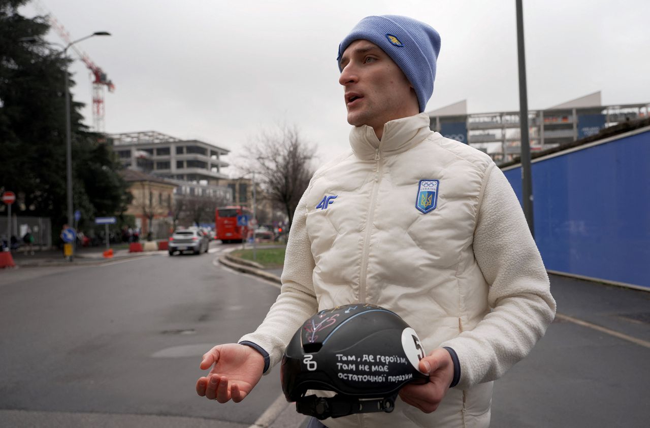 De Oekraïense schaatser Oleh Handei tijdens een interview buiten het atletendorp in Milaan donderdagochtend.