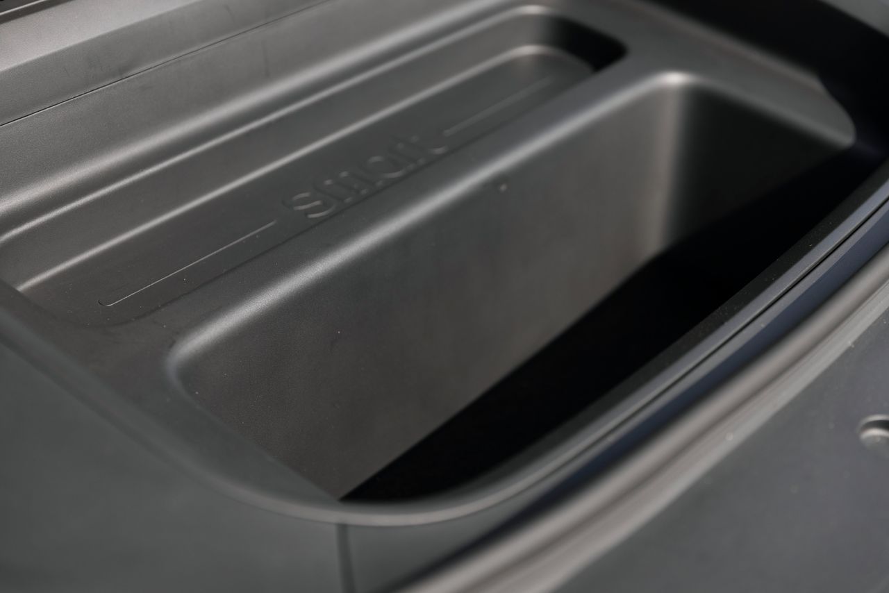 Altijd meegenomen; extra laadruimte onder de voorklep, afhankelijk van de uitvoering met 47 of 72 liter inhoud.