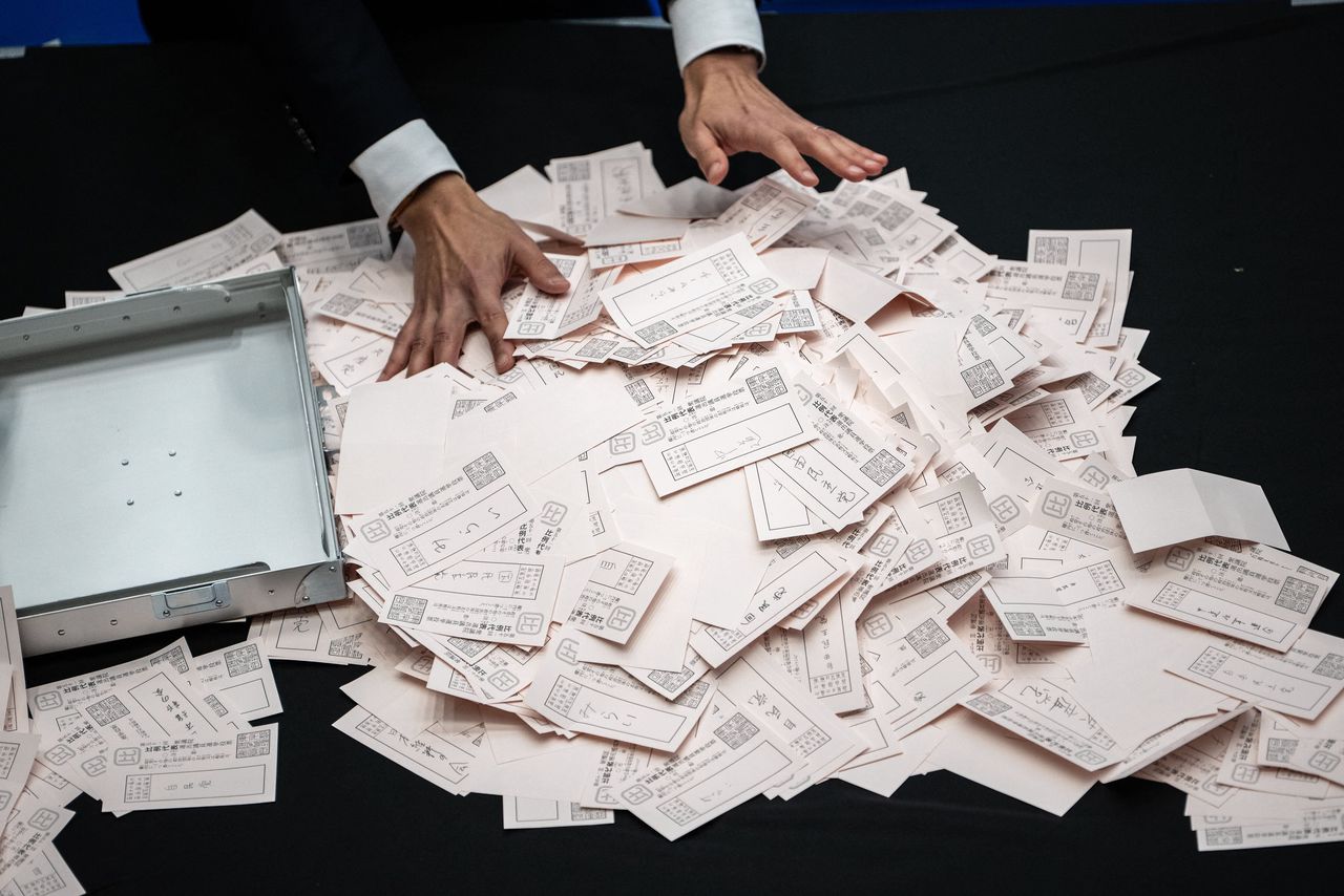 Stemmen worden geteld in het district Minato in Tokio. 