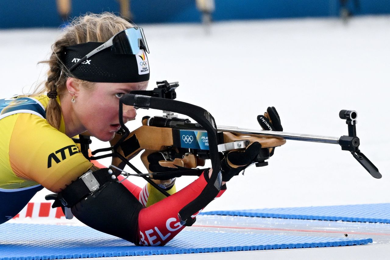 De Belgische Maya Cloetens in actie tijdens de biatlon (15 kilometer) op de Winterspelen in Milaan-Cortina.
