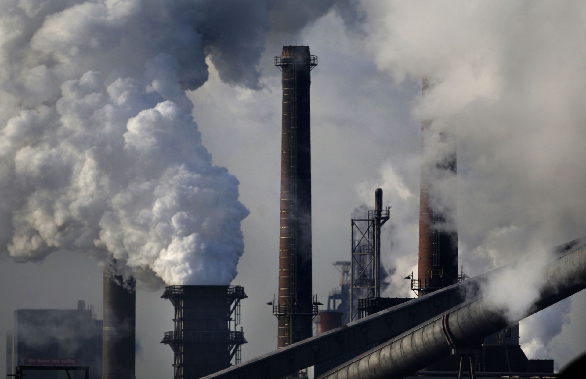 Нарушение правил промышленной. Выбросы в атмосферу загрязняющих веществ. Выбросы в атмосферу с промышленных предприятий. Предприятия загрязнители. Выбросы вредных веществ в атмосферный воздух.