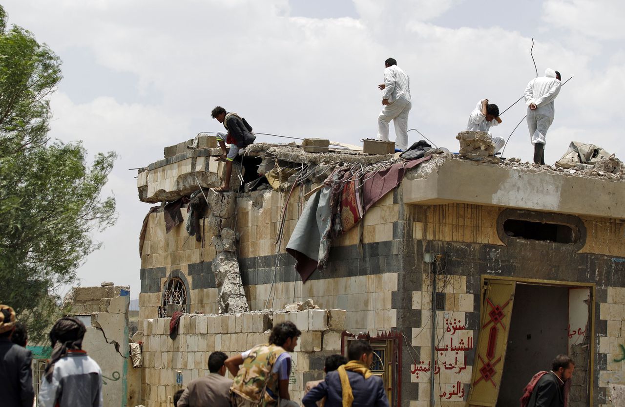 Een huis in de buurt van de Jemenitische hoofdstad Sanaa dat is gebombardeerd door het Saoedische leger. Saoedi-Arabië is verantwoordelijk voor duizenden burgerdoden tijdens de oorlog in Jemen.
