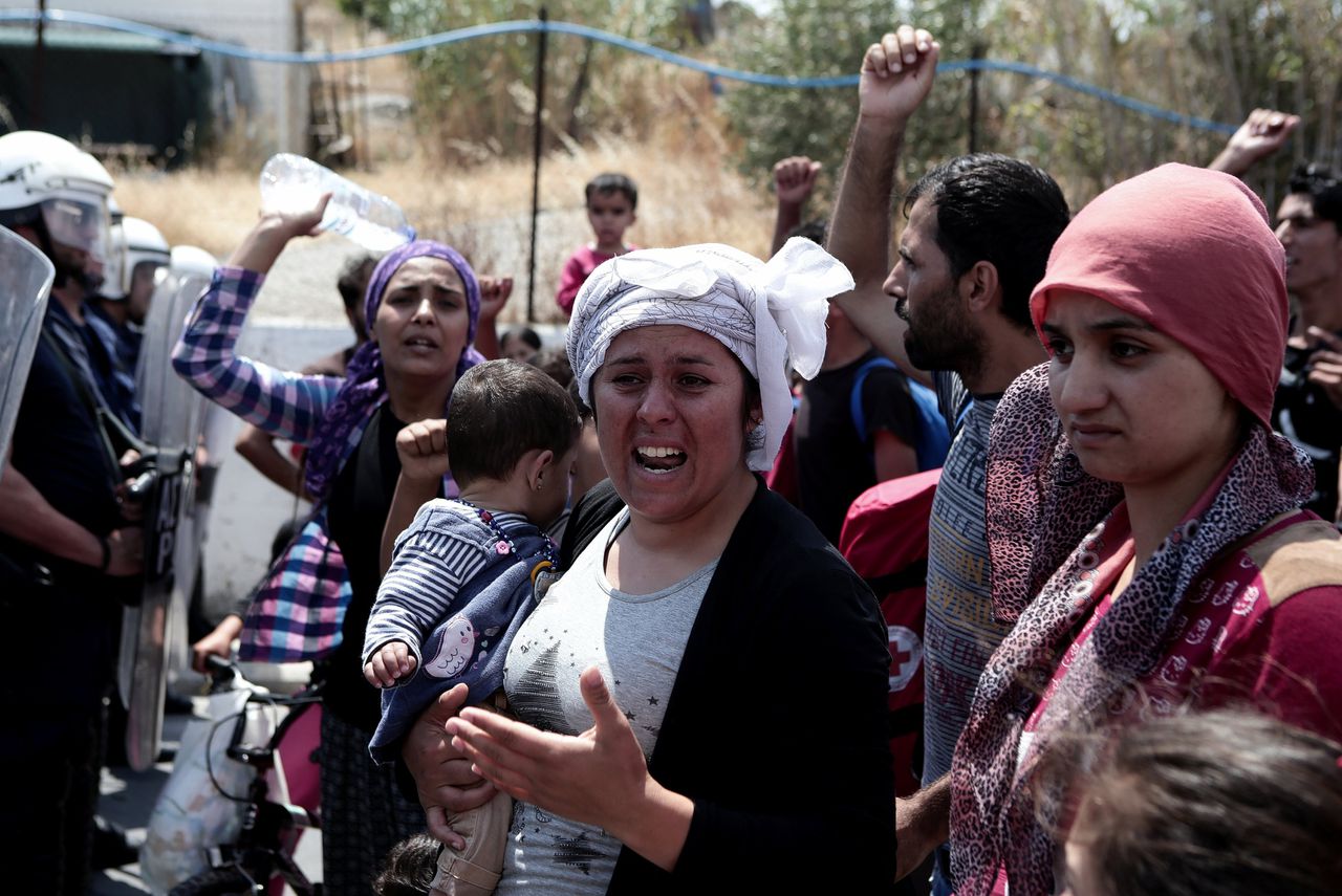 Vluchtelingen en migranten in een kamp in Moria, op het Griekse eiland Lesbos.