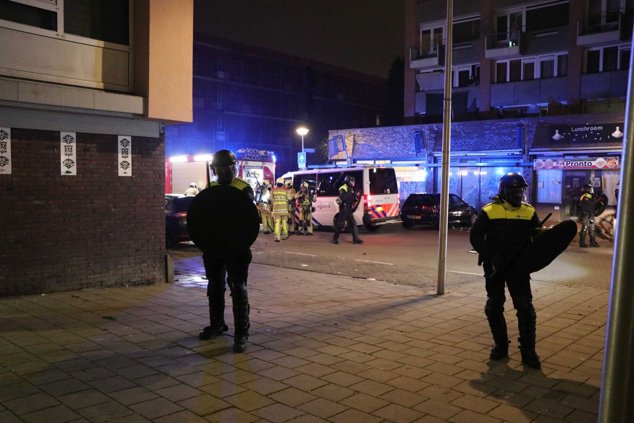 Politie in de Utrechtse wijk Kanaleneiland. Het is daar al dagenlang onrustig door grote groepen jeugdigen die overlast veroorzaken.