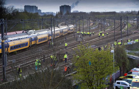 Reddingsdiensten aan het werk na de treinbotsing in Amsterdam zaterdagavond.