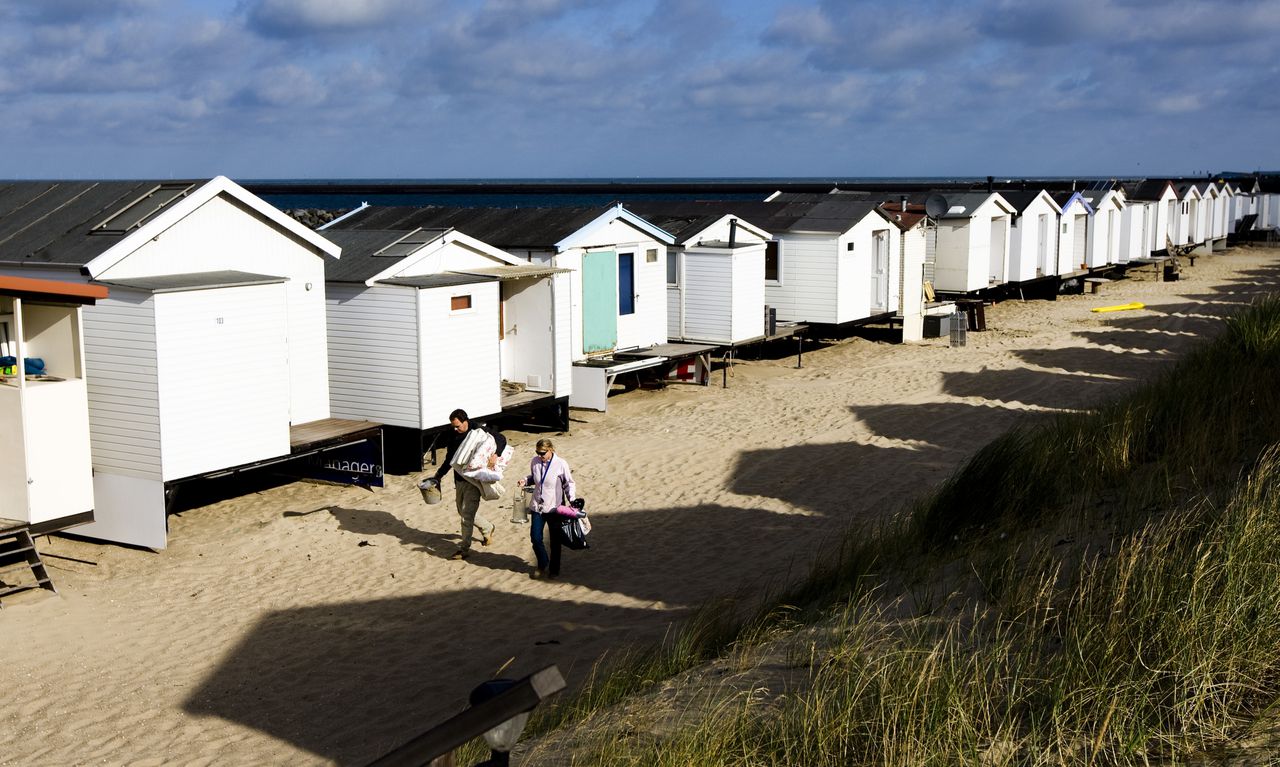 Strandhuisjes voor de kust bij IJmuiden. De duinchalets op deze foto zijn niet de betwiste huisjes uit het artikel.