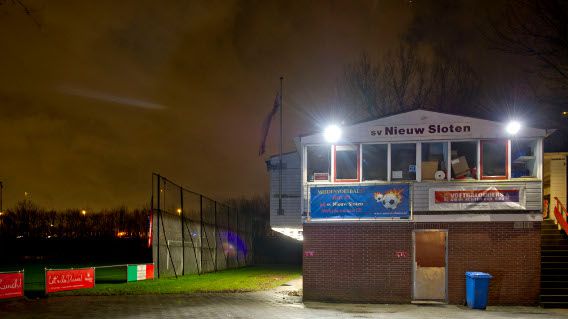 AMSTERDAM- Het terrein en clubhuis van SV Nieuw sloten ligt er verlaten bij. Alle trainingen zijn afgelast.