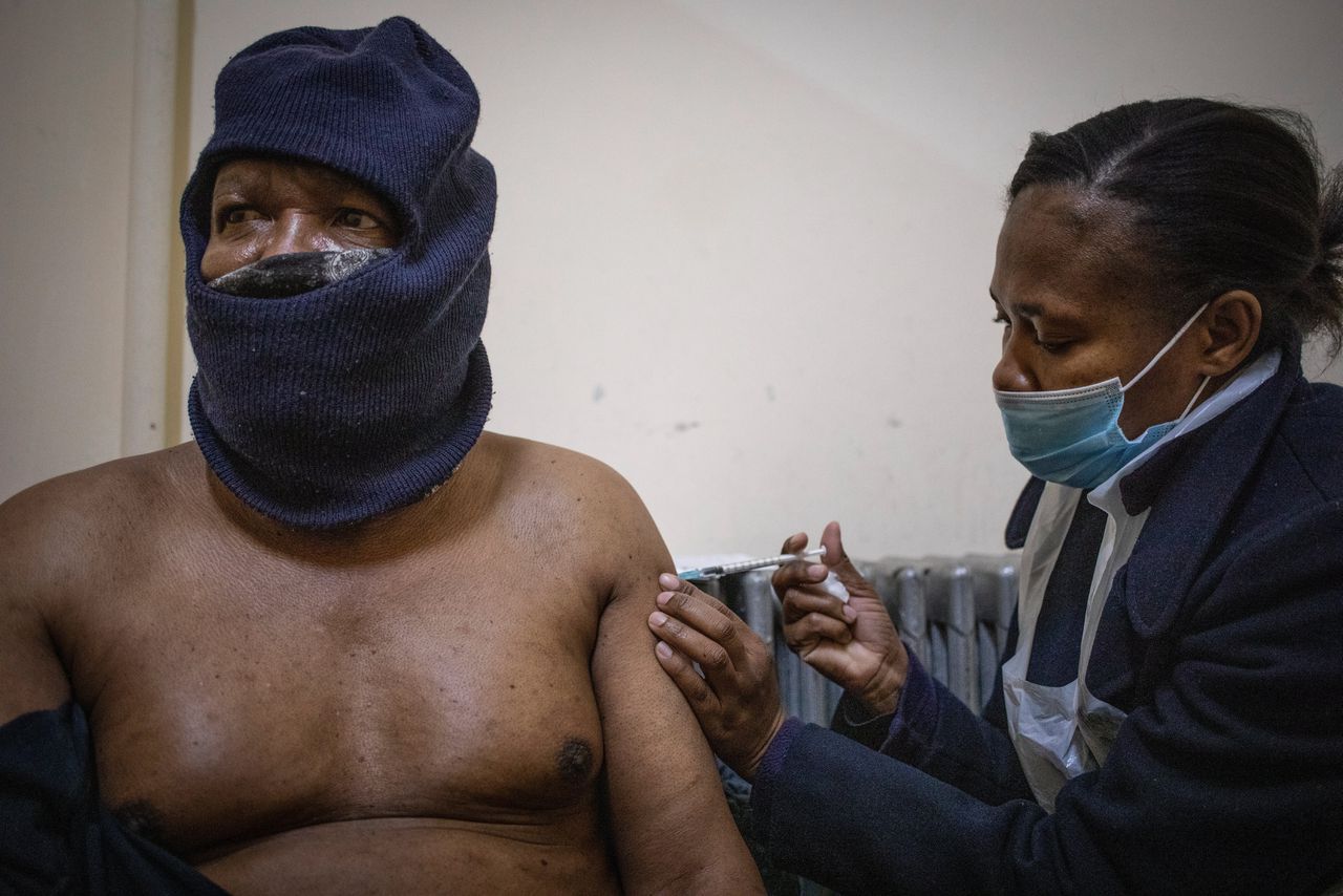 Een oudere man krijgt een coronavaccin toegediend in Johannesburg. Zuid-Afrika loopt nog ver achter op Europa en de VS: men is hier nog bezig om 60-plussers te vaccineren.