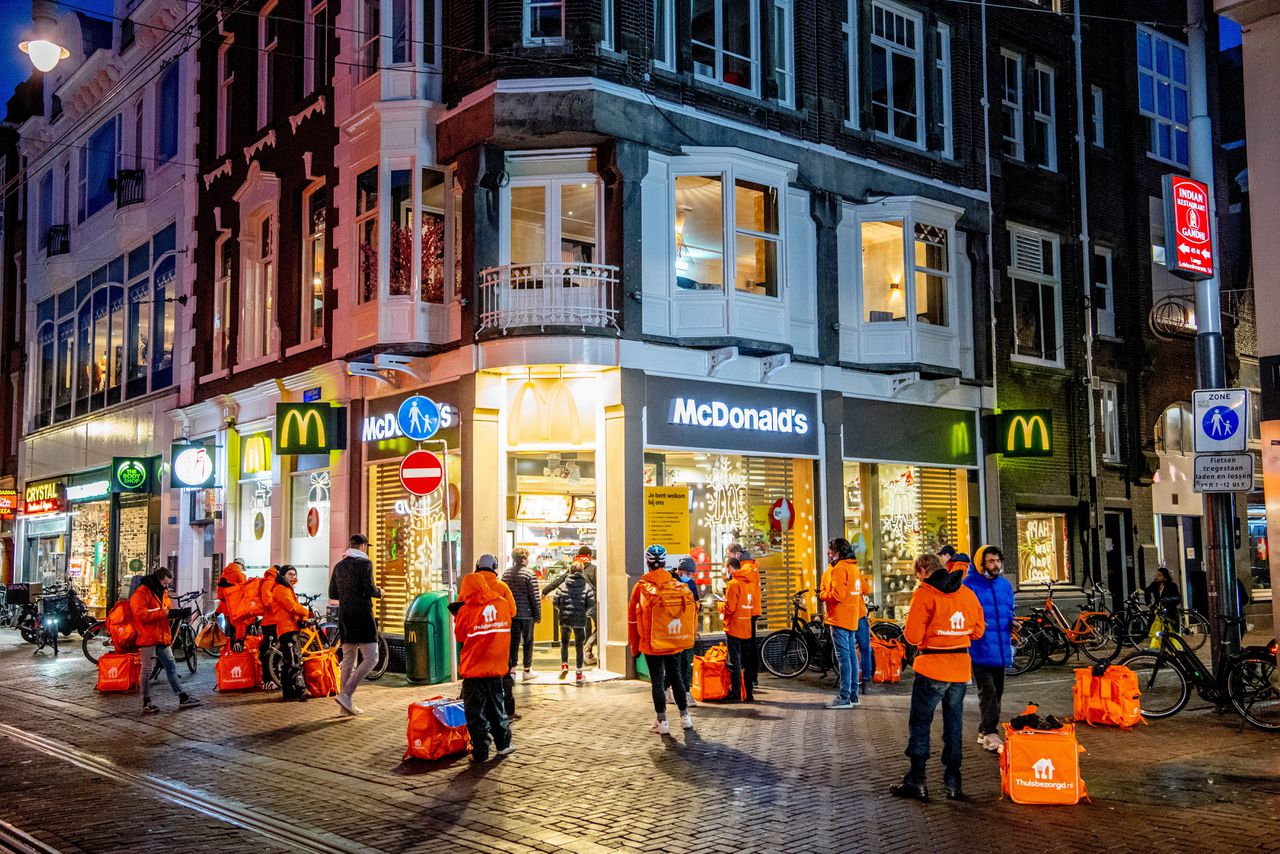 Drukte bij een McDonald’s-filiaal in Amsterdam tijdens de coronapandemie, toen restaurants dicht waren voor bezoek.