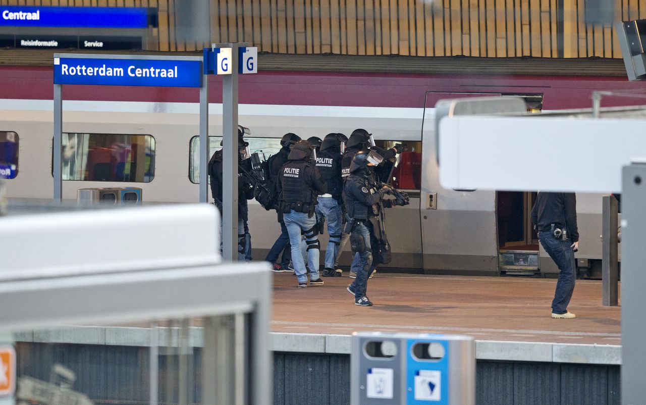 Station Rotterdam CS is door de politie ontruimd, omdat een verdacht persoon zich in de Thalys van Amsterdam naar Parijs zou hebben verscholen in een toilet.